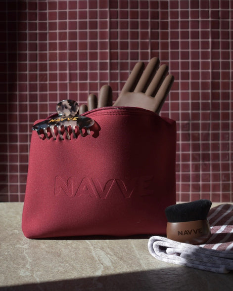 A NAVVE carry case with glaze gloves, blurring brush & claw clip
