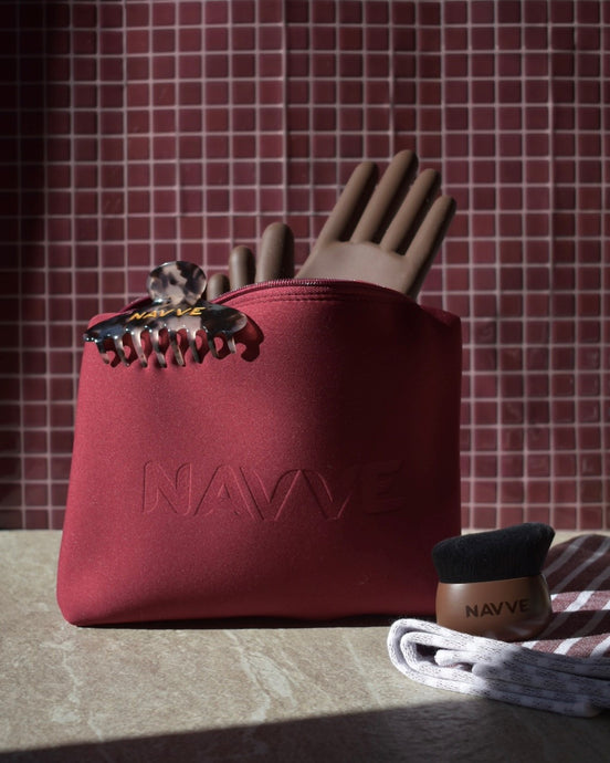 A NAVVE carry case with glaze gloves, blurring brush & claw clip